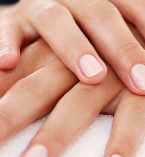 làm móng - tẩy tế bào chết - bôi kem - massage - nhuộm màu