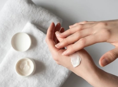 Tẩy Tế Bào Chết Và Dưỡng Ẩm Chuyên Sâu – Bí Quyết Cho Đôi Bàn Tay Mềm Mại Tại Lisa Spa & Nail