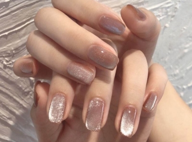Sơn Gel Mắt Mèo (Cat-Eye Nails) – Xu Hướng Làm Móng Huyền Bí Chưa Bao Giờ Hạ Nhiệt