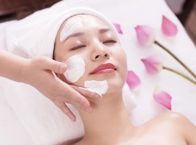 CHĂM SÓC DA MẶT BẰNG TINH CHẤT HOA HỒNG (ROSES FACIAL) – CẤP ẨM LÀM SÁNG DA