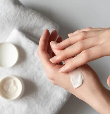 Tẩy Tế Bào Chết Và Dưỡng Ẩm Chuyên Sâu – Bí Quyết Cho Đôi Bàn Tay Mềm Mại Tại Lisa Spa & Nail