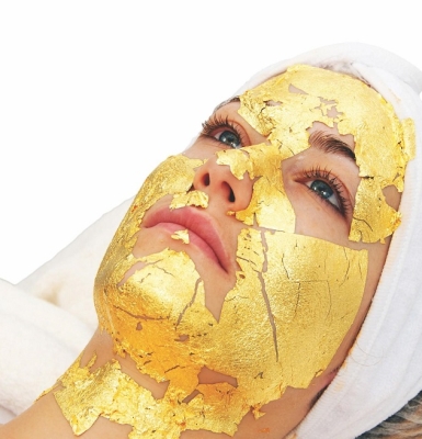 Đắp Mặt Nạ Vàng 24K – Liệu Pháp Trẻ Hóa Da Đẳng Cấp Hoàng Gia Cho Phái Đẹp