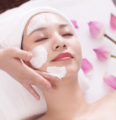 CHĂM SÓC DA MẶT BẰNG TINH CHẤT HOA HỒNG (ROSES FACIAL) – CẤP ẨM LÀM SÁNG DA