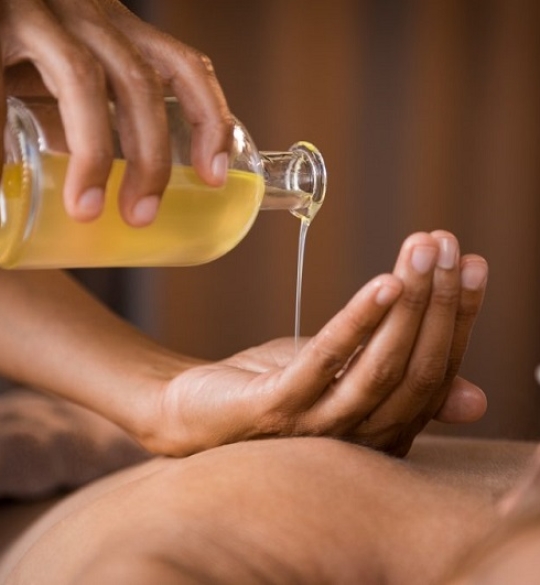 Massage toàn thân bằng dầu