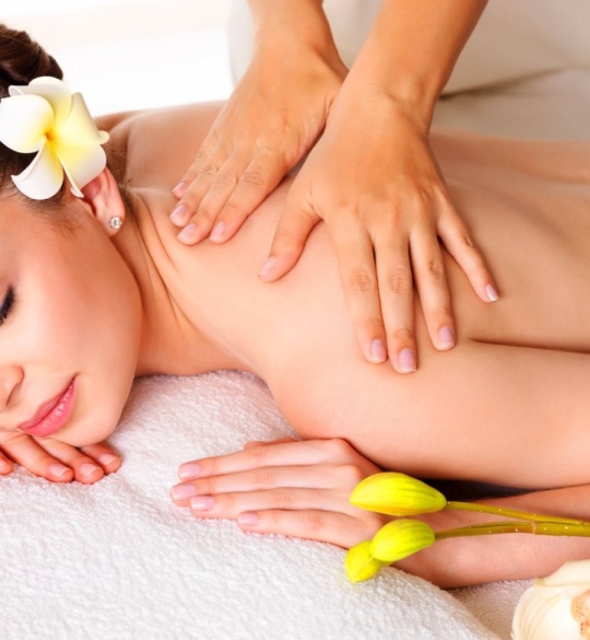 massage cơ thể bằng kem