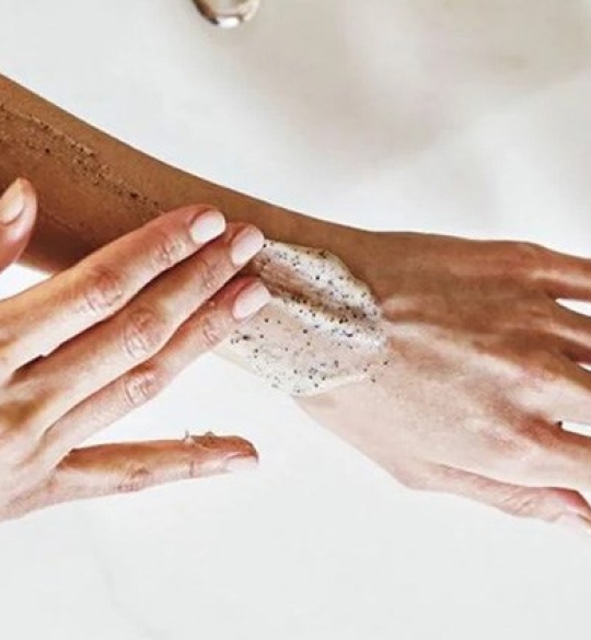 làm móng - tẩy tế bào chết - bôi kem - massage